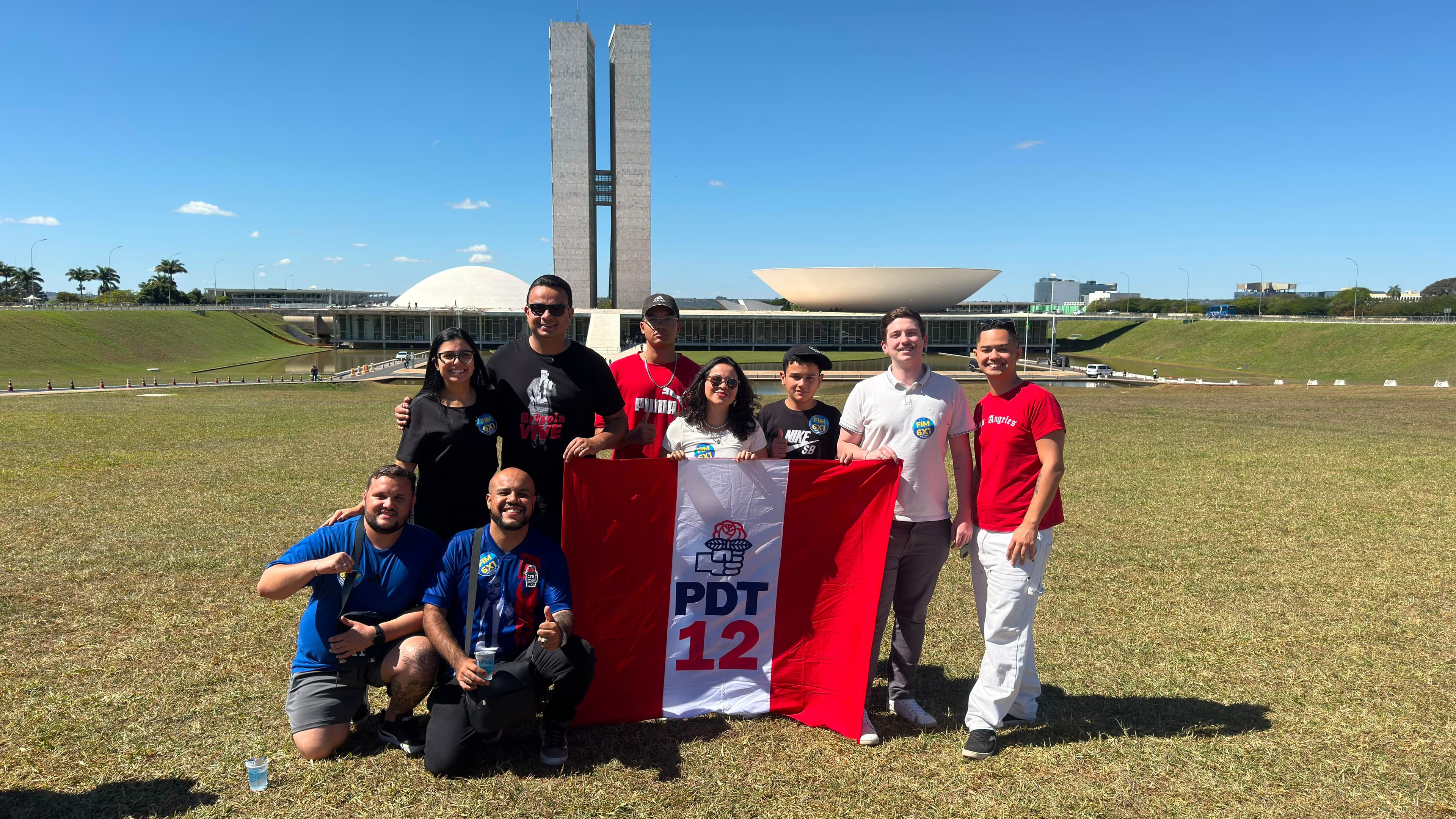 Henrique Barros com apoiadores em frente ao Congresso Nacional